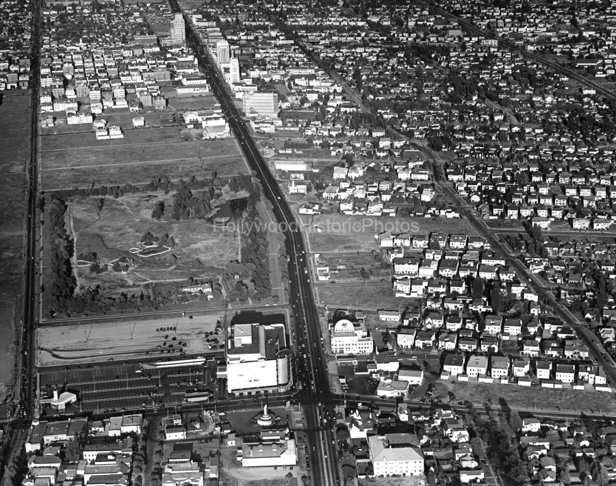 Miracle Mile 1940 Fairfax to La Brea Tar Pits.jpg